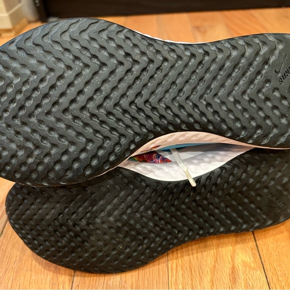 NIKE girls sneakers size 6 - Picture 6 of 7